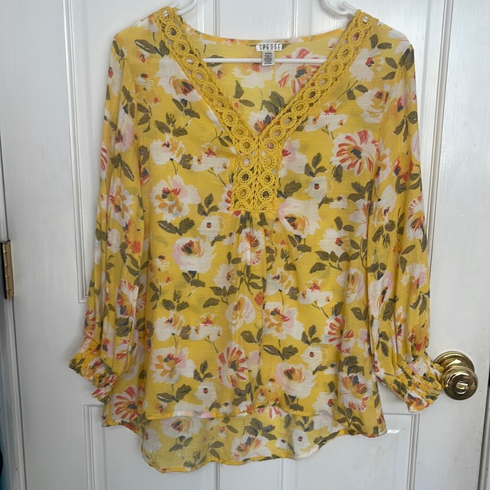 Cute Spense brand lightweight yellow floral top. Size small. Rayon/polyester